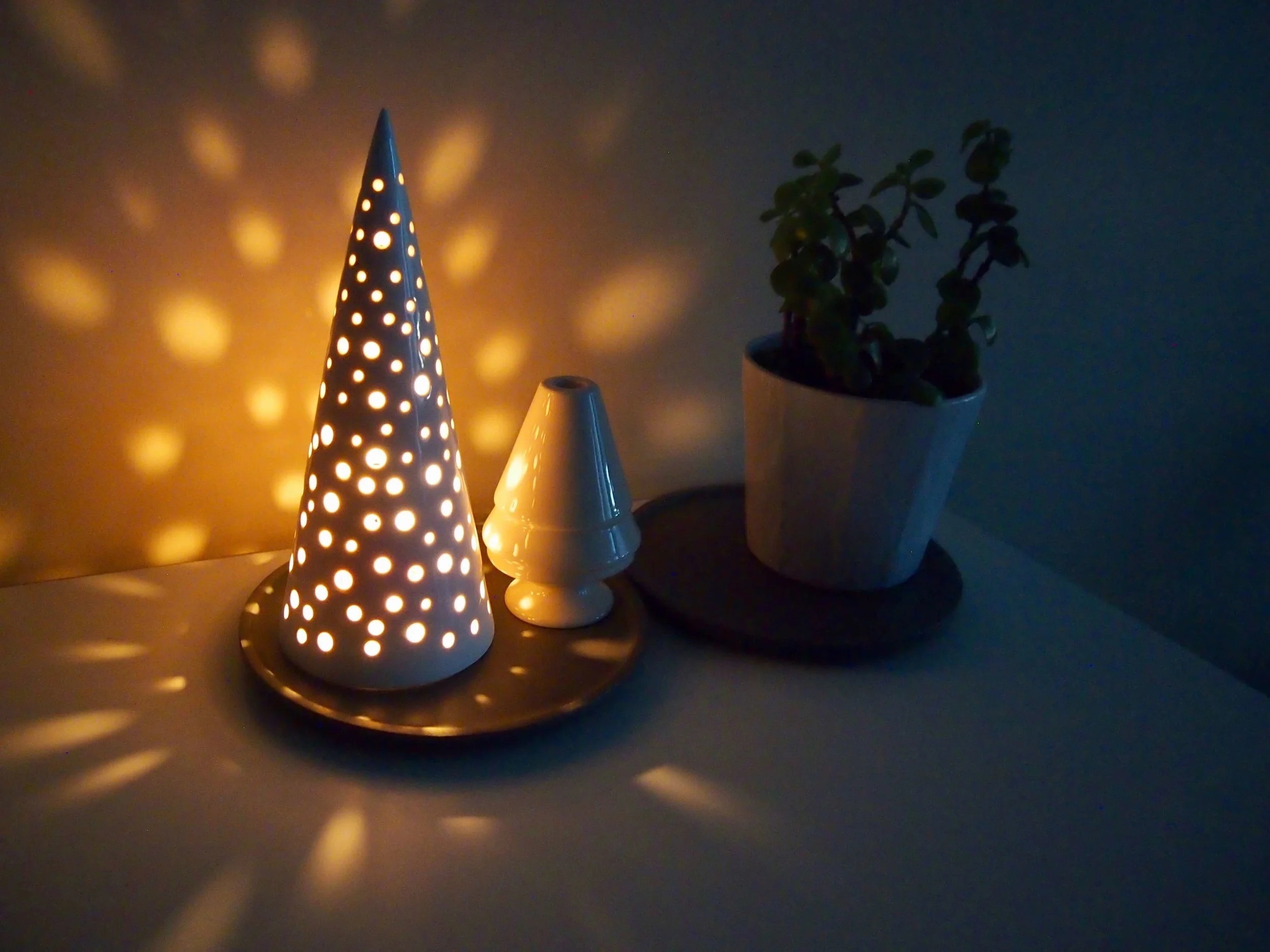 Kahler(ケーラー)Nobili(ノビリ)を加えて冬のデコレーション!光の漏れ Kahler(ケーラー)Nobili(ノビリ)を加えて冬のデコレーション!光の漏れ